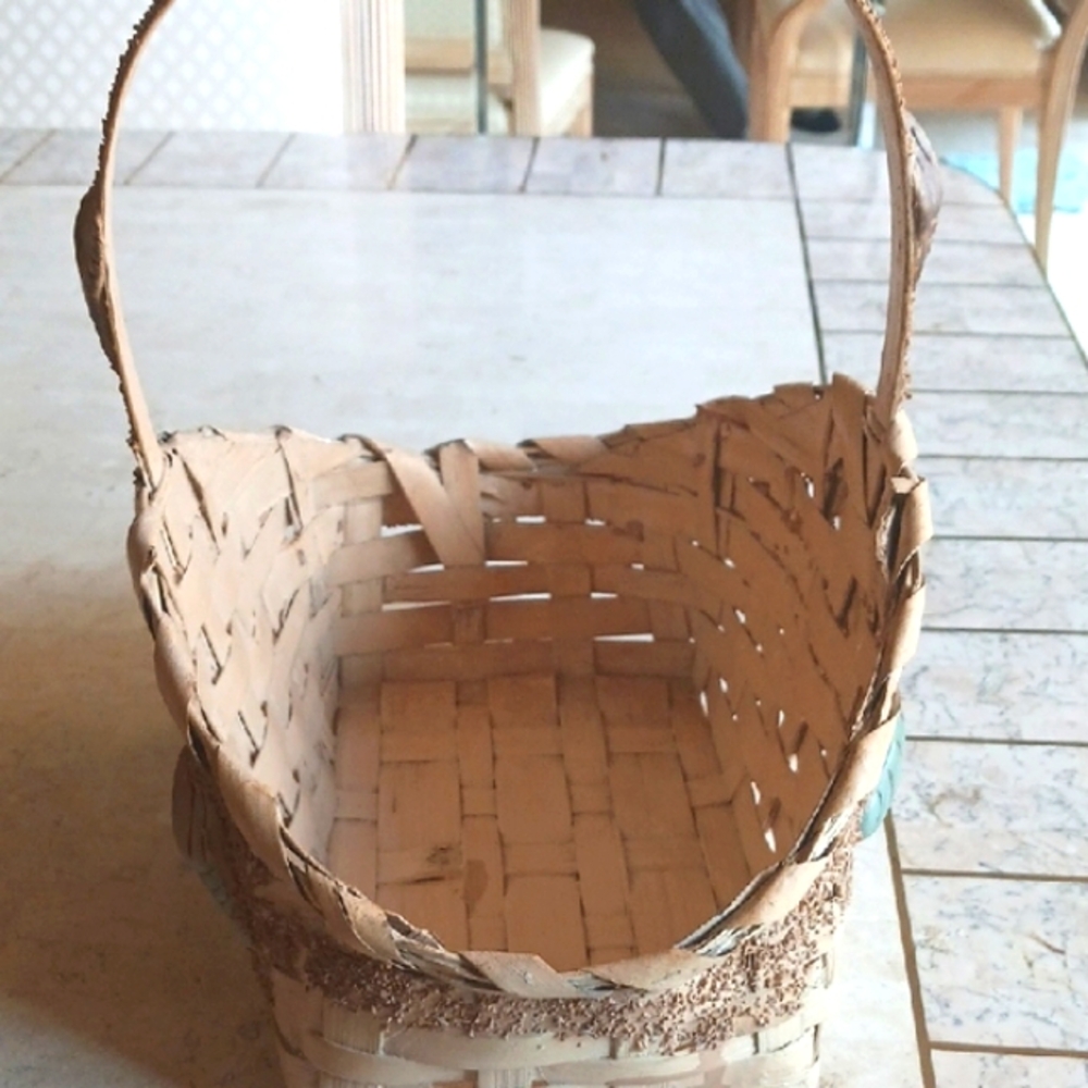 Beige Woven Basket with Seashell Accents,   Vintage From 1990's..New - Picture 4 of 9